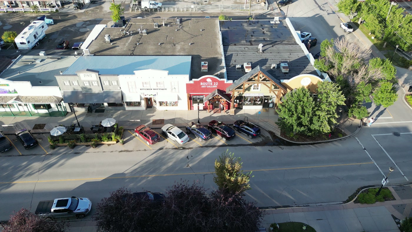 1 Street West from above: the red parapet of Route 22 in the middle of the block, angled stalls along the kerb
